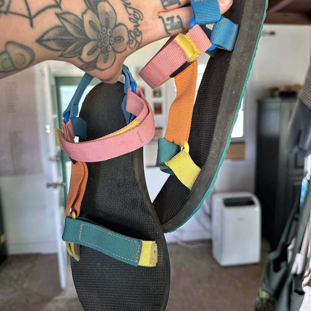 LIGHTLY WORN Tevas